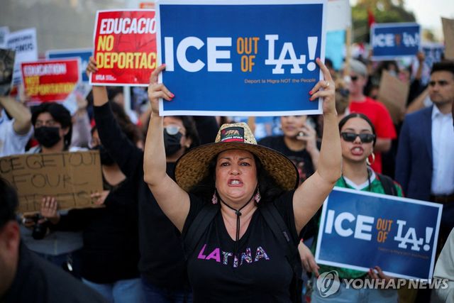 LA에서 ICE 단속에 반발하는 대규모 시위대