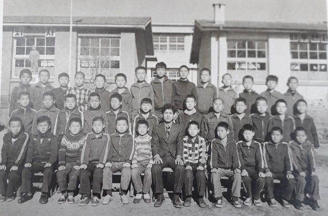 이재명 대통령 국민학교 졸업사진(맨 뒷줄 왼쪽 5번째)