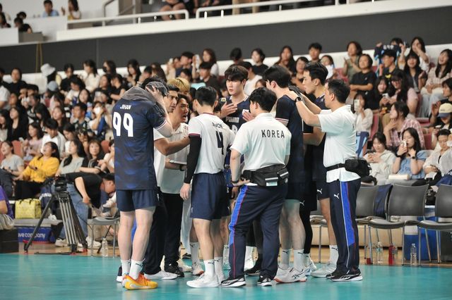 작전 지시하는 라미레스 감독(왼쪽에서 2번째)