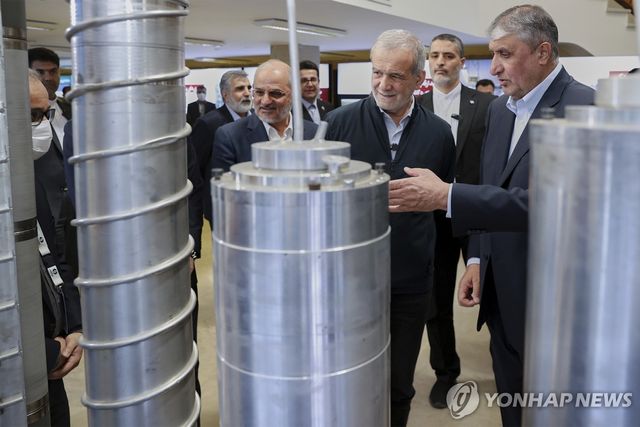 핵 장비 살펴보는 마수드 페제시키안 이란 대통령