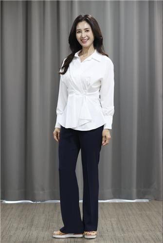 포즈 취하는 김선혜 성우