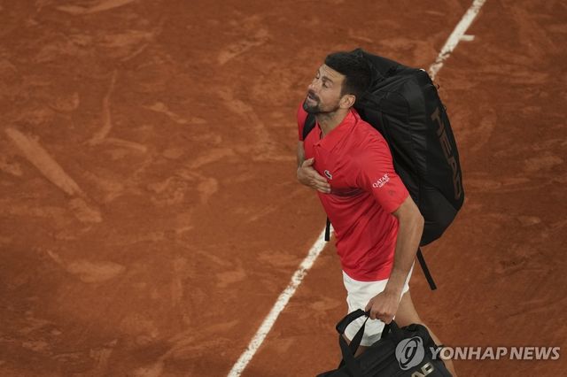 관중들에게 인사하는 조코비치