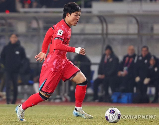 드리블하는 오현규