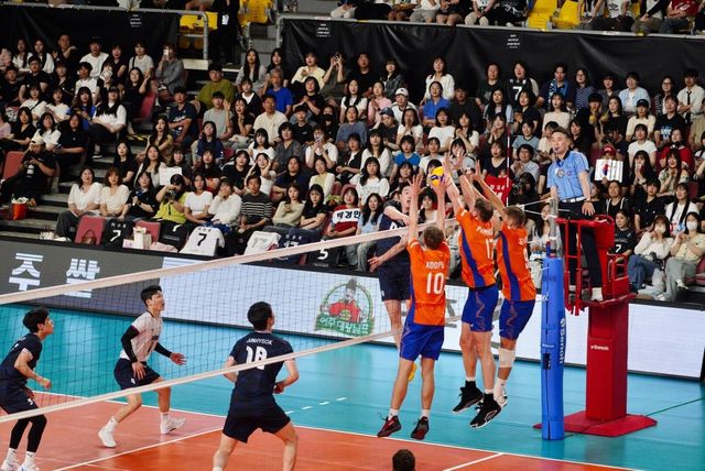 네덜란드 블로킹 벽을 앞에 두고 공격하는 김지한