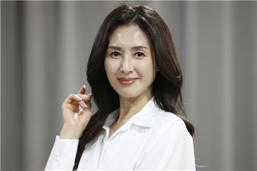 포즈 취하는 김선혜 성우