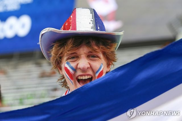 코스카리카 국기 색깔로 얼굴을 치장한 축구 팬