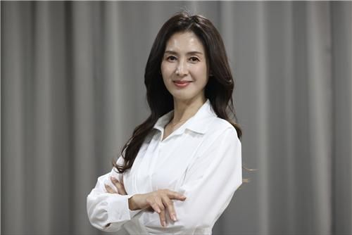 포즈 취하는 김선혜 성우