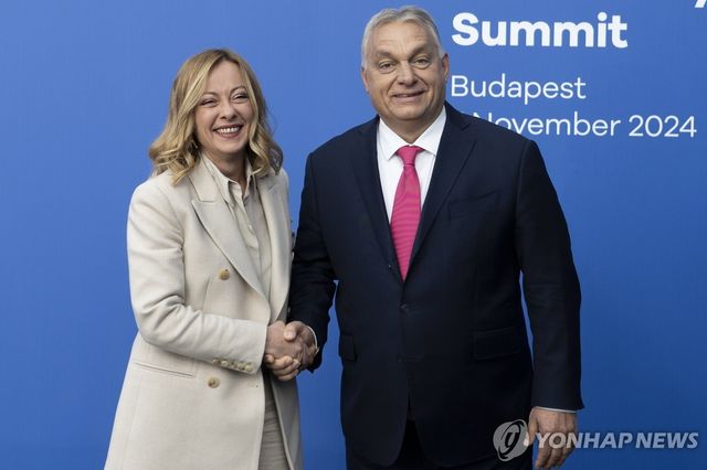 멜로니(왼쪽) 총리와 오르반(오른쪽) 총리