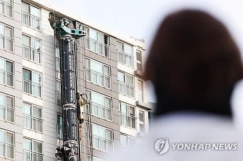 아파트로 넘어진 천공기