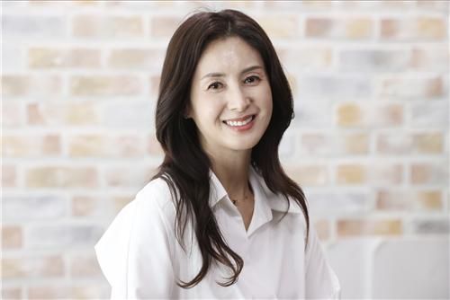 포즈 취하는 김선혜 성우