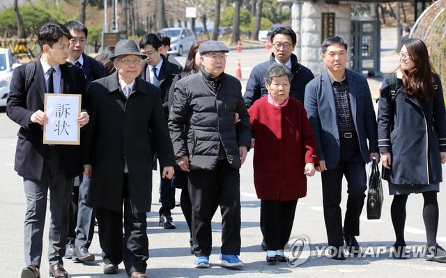 소장 접수하러 가는 김한수, 김용화 할아버지