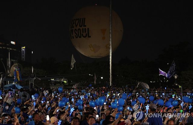 (서울=연합뉴스) 김도훈 기자 = 지난 2일 이재명 대통령의 서울 여의도공원 유세에서 시민들이 응원봉을 들고 환호하고 있다. 2025.6.2 superdoo82@yna.co.kr