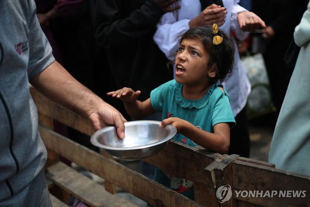 가자지구 누세이라트 난민촌에서 식량 배급 받으려는 팔레스타인 소녀