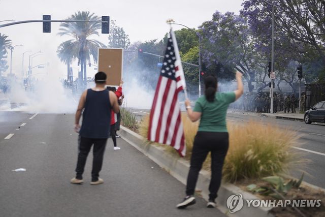 LA에서 ICE 단속에 반발하는 대규모 시위대