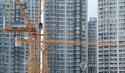 서울의 한 재건축 단지에서 작동 중인 크레인