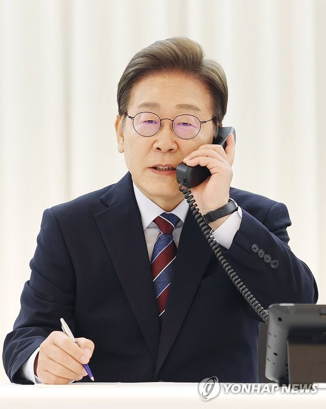 트럼프 대통령과 전화 통화 갖는 이재명 대통령