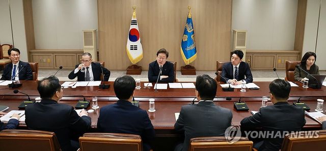 이재명 대통령, 비상경제점검 TF 회의 주재