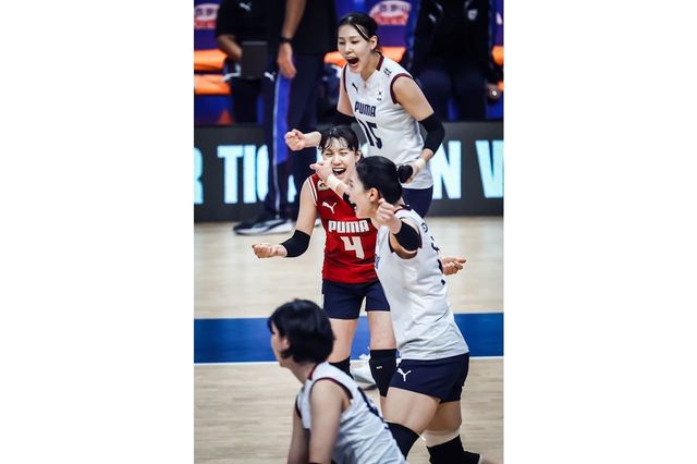 득점하고 함께 기뻐하는 한국 여자배구 대표팀