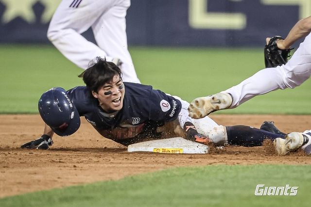 김동혁의 필사적인 슬라이딩