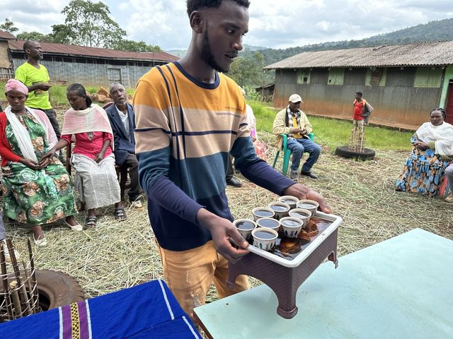 '자 한잔씩 드세요'