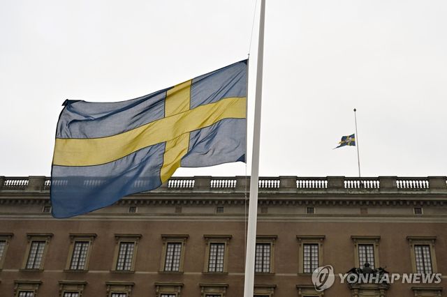 총격 참사에 조기 게양한 스웨덴 왕궁