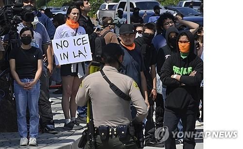 당국의 불법체류 단속에 항의하는 시위대가 미국 캘리포니아 패러마운트에서 단속원들과 대치하고 있다. [UPI 연합뉴스 자료사진] 