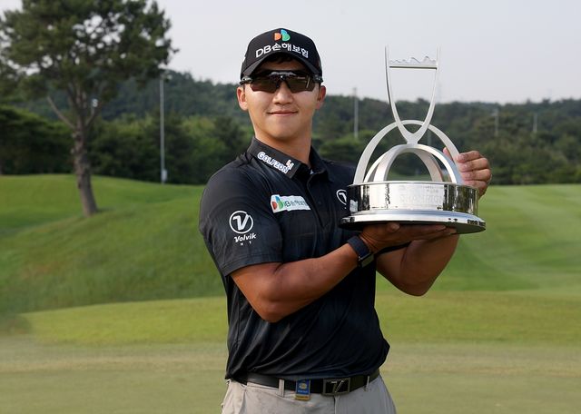 우승 트로피를 든 김홍택.