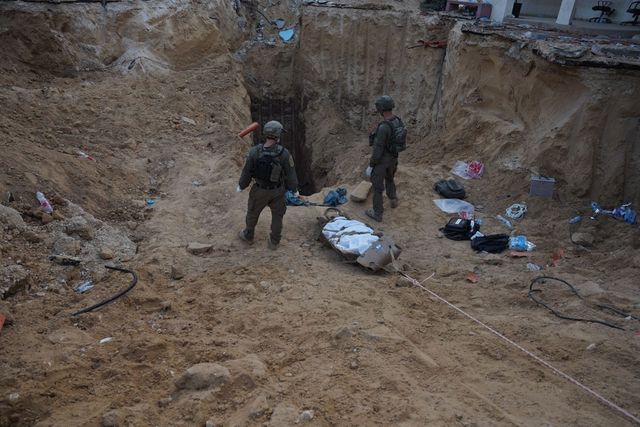 가자지구 땅굴서 무함마드 신와르 시신 확보하는 이스라엘군