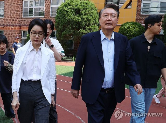 대통령 선거 투표 마친 윤석열 전 대통령 부부