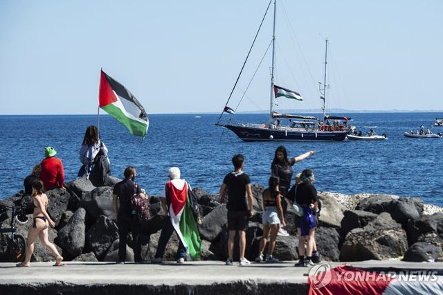 지난 1일(현지시간) 이탈리아 카타니아에서 자유선단연합(Freedom Flotilla Coalition) 범선 매들린호 출항 지켜보는 사람들