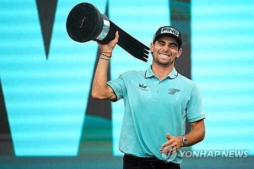 우승 트로피를 든 니만.