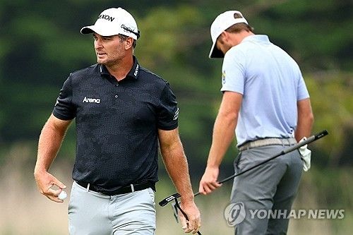 연장전에서 우승한 폭스(왼쪽)와 패배한 번스.