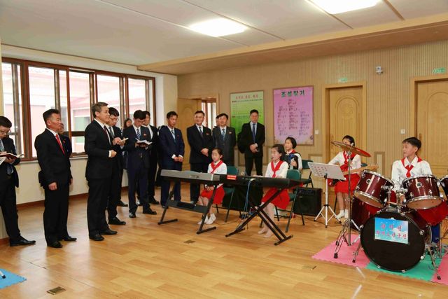 삼지연학생소년궁전 찾은 왕야쥔 중국대사