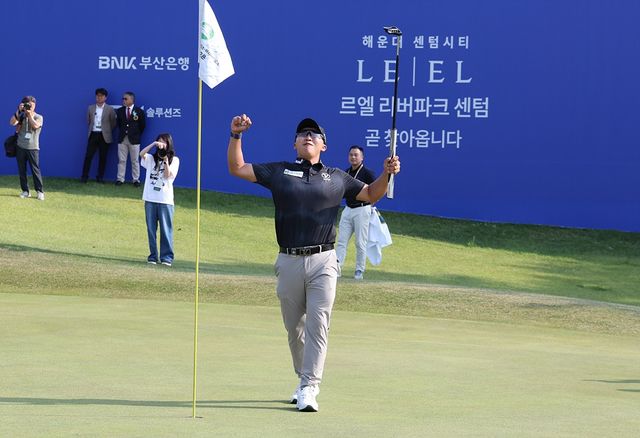 우승 퍼트를 넣고 환호하는 김홍택.