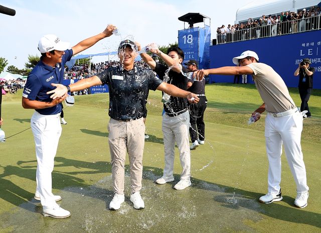 동료 선수들이 축하 물세례를 받는 김홍택.