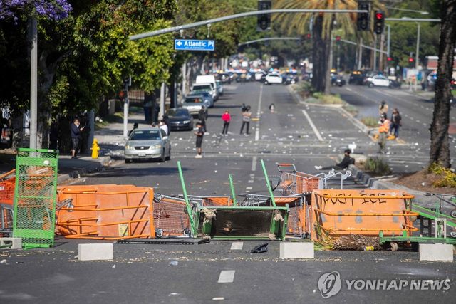 8일 LA 남쪽 지역의 한 거리에 시위 물품이 널브러져 있다