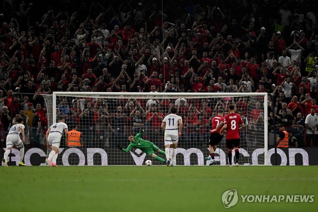 알바니아 레이 마나이의 페널티킥이 세르비아 골키퍼 조르제 페트로비치에게 막히는 순간.