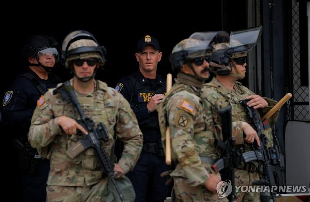 8일 LA에 도착한 미 캘리포니아주 방위군