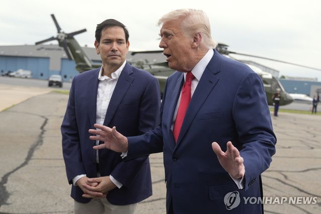 기자들과 대화하는 트럼프 미국 대통령