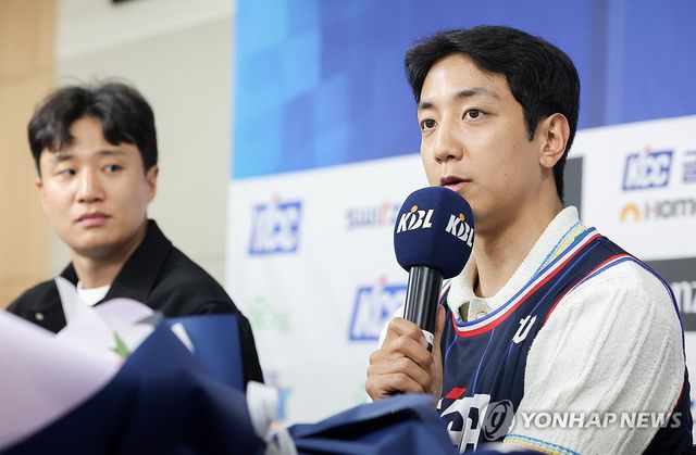 취재진 질문에 답하는 허훈