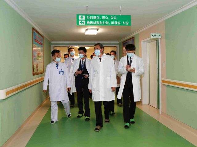 삼지연 병원 방문한 왕야쥔 중국대사