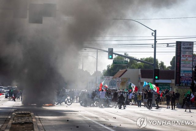 8일 오전 LA 남쪽 콤프턴 지역에서 시위대와 당국이 충돌하는 모습 