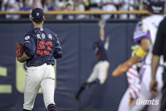 몸을 날린 김동혁을 바라보는 롯데 내야수 박승욱