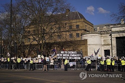 런던 내 중국 대사관 신축 계획을 반대하는 시위대 