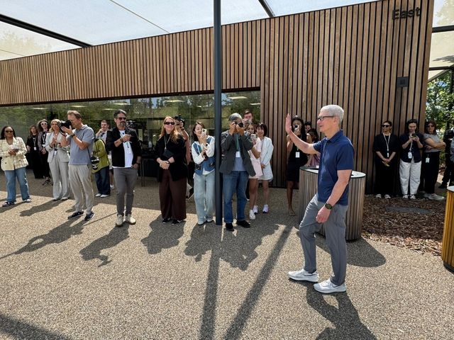 팀 쿡 애플 최고경영자 "헬로우, 에브리바디"