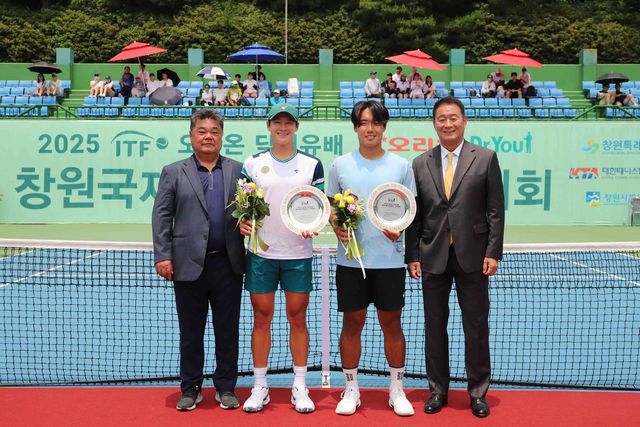 왼쪽부터 전창대 경남테니스협회장, 권순우, 신산희, 전영대 오리온 테니스단장.