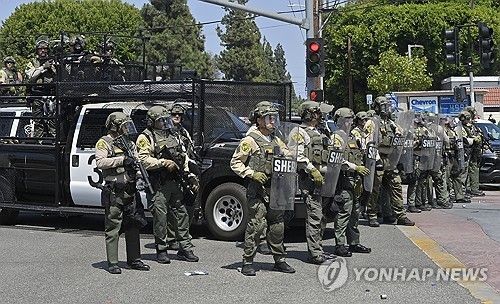 LA서 시위대와 대치한 고속도로 순찰대원들 