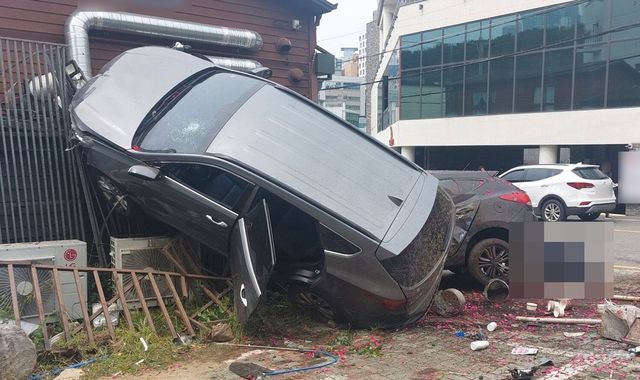 150m 돌진해 화장실 외벽 들이받은 차량
