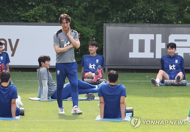 선수들 지켜보는 홍명보 감독