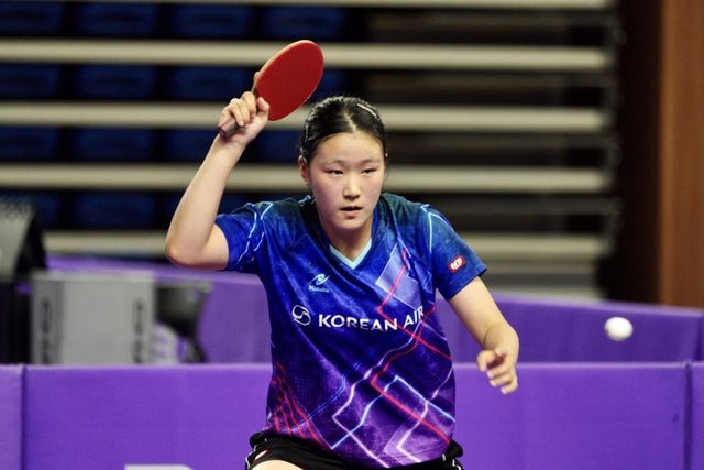 커트 수비 준비하는 대한항공의 이승은